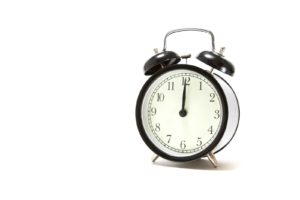 12:00の置き時計。試験終了時間。